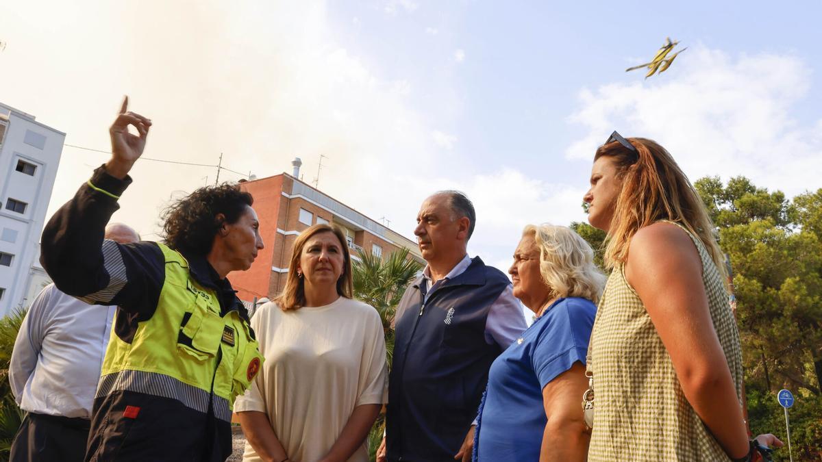 La alcaldesa de Valencia, María José Catalá, el conseller Juan Carlos Valderama y la teniente de alcalde, María José Ferrer San Segundo, durante el incendio del Saler.