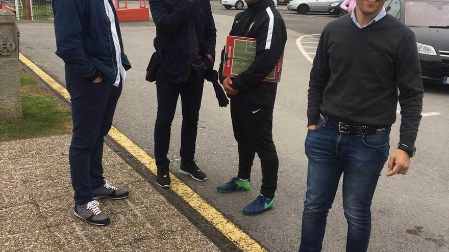 Por la izquierda, Toño Torrecilla y Javi López charlan con el entrenador del filial, José Alberto López, en presencia de Manolo Sánchez Murias, director de la escuela de fútbol de Mareo.