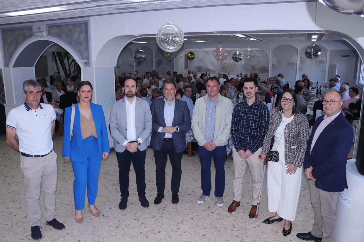O alcalde, terceiro esquerda, e o xerente do Consorcio, cuarto, en Lousame.