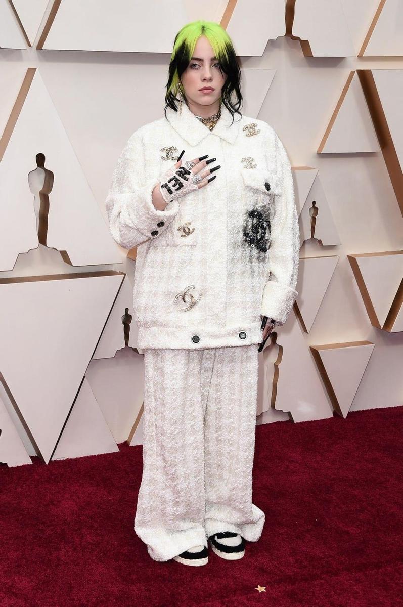 Billie Eilish con un look rompedor de Chanel en la alfombra roja de los Oscar