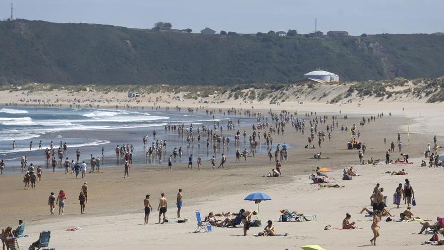 Bañistas en la playa de Salinas.