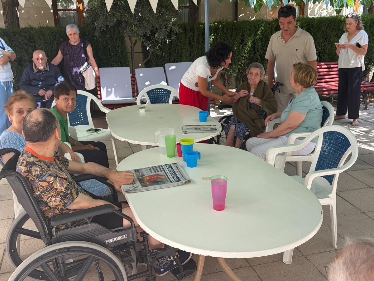 La consellera Elena Albalat, en la residencia de Morella con los evacuados de Catí.