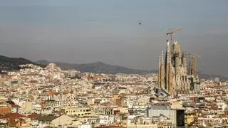 Instalan una grúa de 200 metros de altura en la Sagrada Familia para acabar las obras