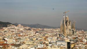 Skyline de Barcelona con la Sagrada Família en obras.