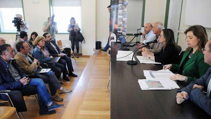 La conselleira (en el centro de la mesa), durante su intervención ante representantes de los 17 concellos de la comarca de Ourense. // I. Osorio