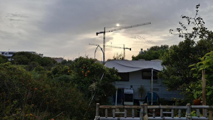 La paradoja de Xàbia: pisos de 400.000 euros en una acera y un asentamiento de caravanas en la otra