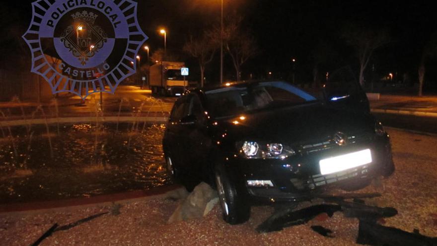 Una conductora que triplicaba la tasa de alcoholemia se empotra contra una fuente de Castelló