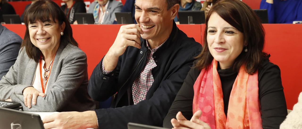 Sánchez junto a Adriana Lastra y Cristina Narbona.