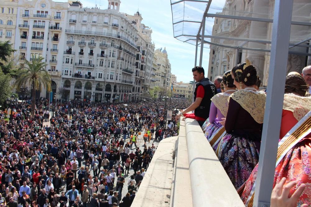 El pirotécnico Vicente Rodríguez contempla una plaza abarrotada.