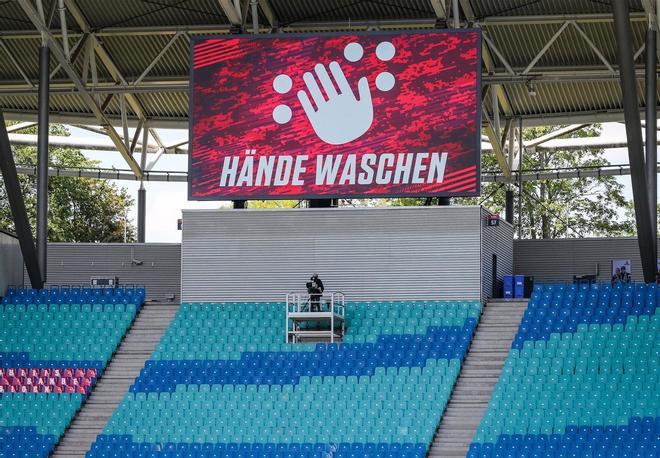 El mensaje Límpiate las manos aparece en la pantalla del estadio del RB Leipzig antes de su partido ante el Friburgo