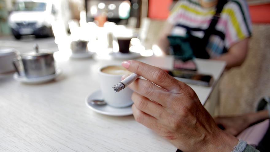 Se abre el debate sobre la prohibición de fumar en las terrazas de toda España