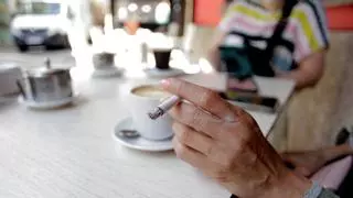 La AECC de Málaga apoya la nueva Ley del Tabaco que prohibirá fumar en terrazas