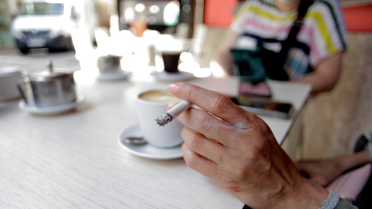 Se abre el debate sobre la prohibición de fumar en las terrazas de toda España