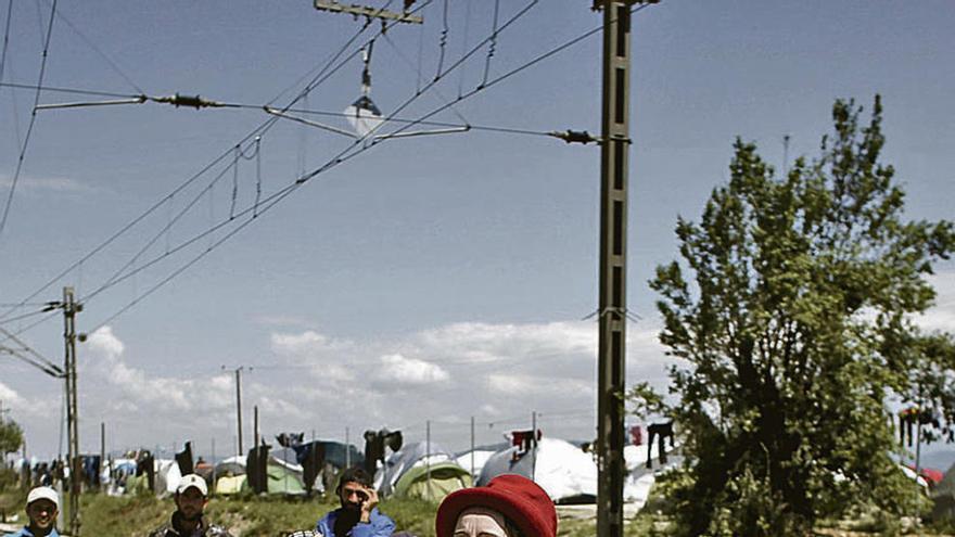 Una joven disfrazada de payaso, en el campo de Idomeni.