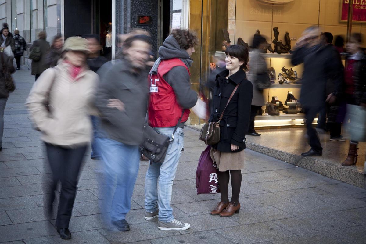 Captación de socios para la Cruz Roja con ayuda de voluntarios, en Barcelona