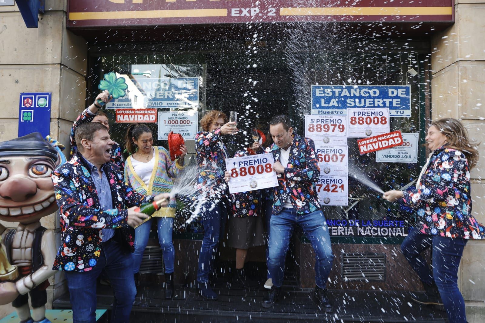 EN IMÁGENES: Asturias celebra una jornada de Lotería de Navidad con más de 4 millones en premios muy repartidos