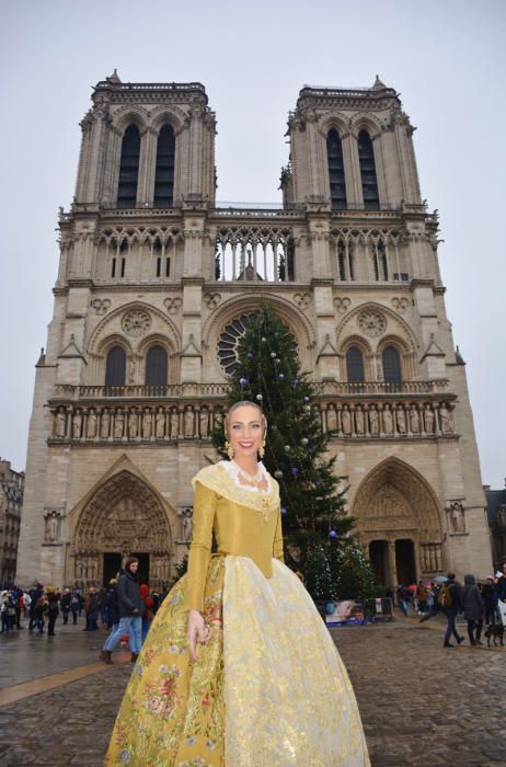 El viaje de la fallera mayor 2017, Raquel Alario, a París.