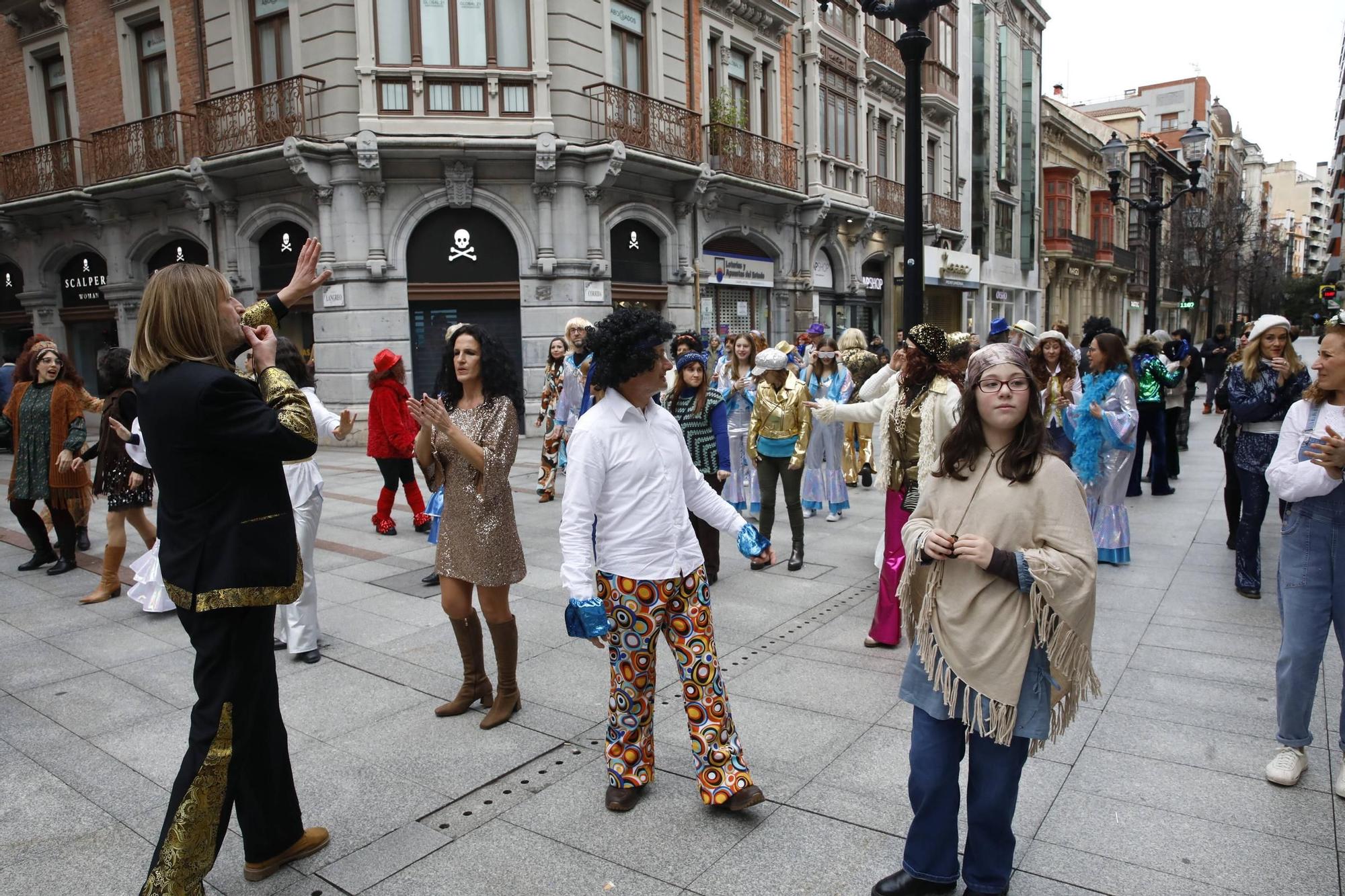 El multitudinario homenaje a ABBA en Gijón de la mano de Robert Taboada y sus bailarines aficionados, en imágenes