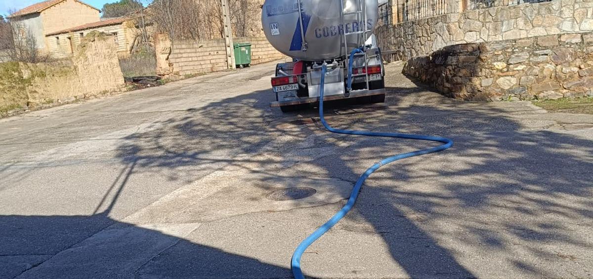 Un camión cisterna de Diputación, abasteciendo el depósito.  | E. P.