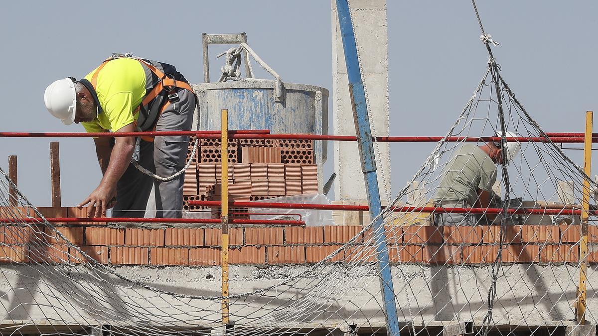 Un trabajador coloca ladrillos en una obra en Mairena del Aljarafe (Sevilla).