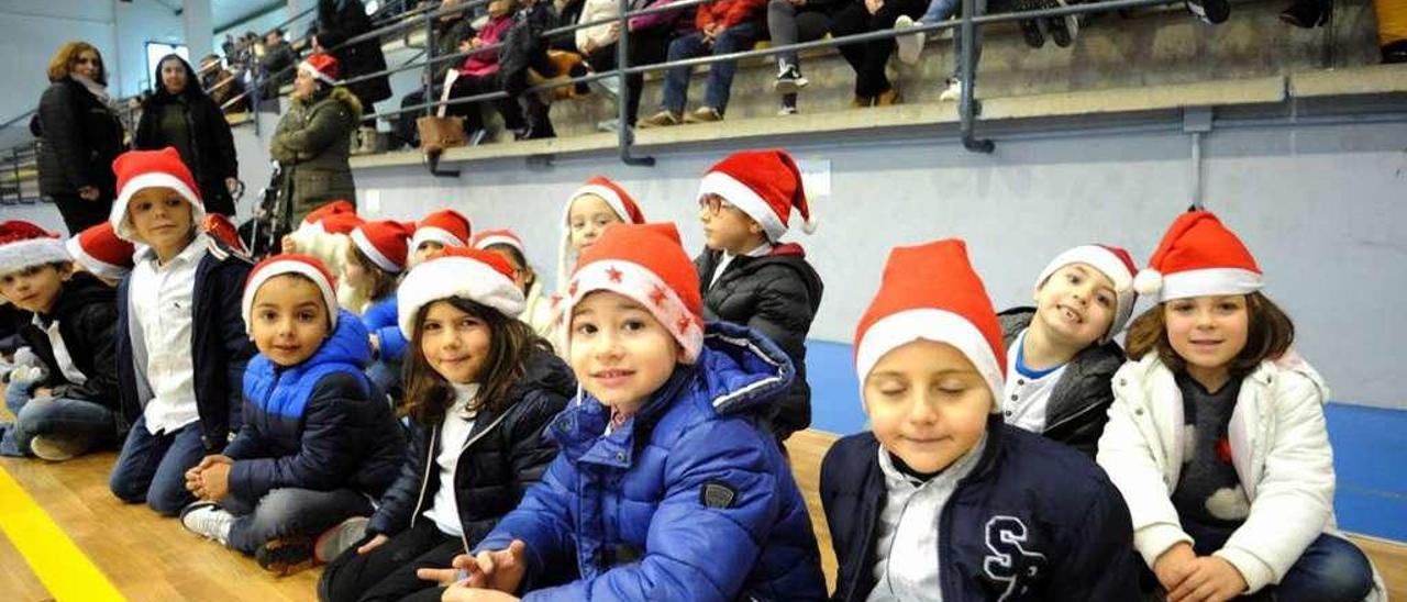 El colegio Julio Camba utilizó el pabellón de deportes de Vilanova como escenario. // Iñaki Abella