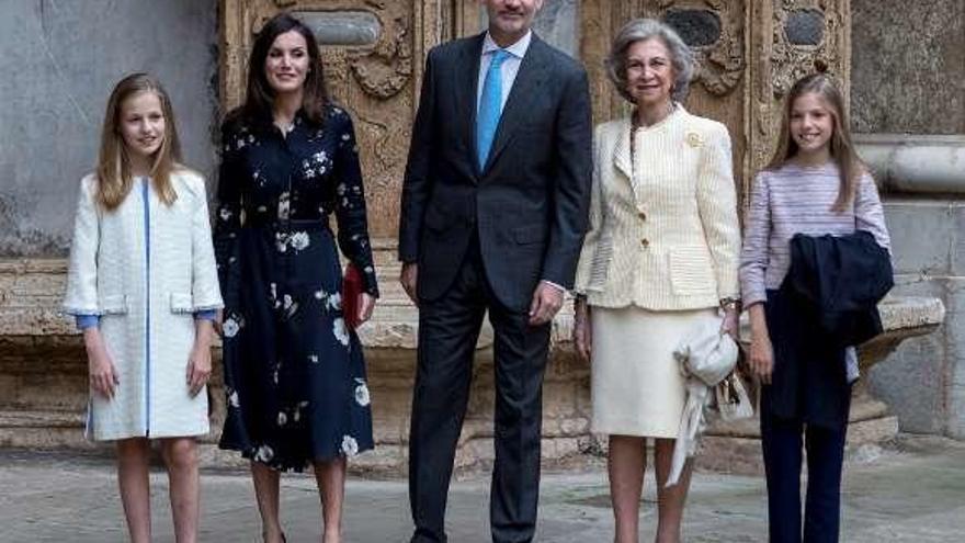 La princesa Leonor, la reina Letizia, el rey Felipe, la reina Sofía y la infanta Sofía, ayer a las puertas de la catedral de Mallorca. // Efe