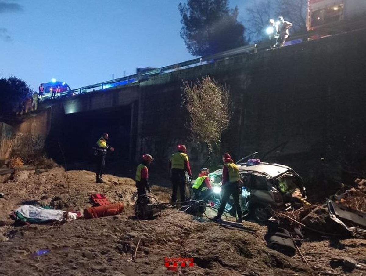 Un conductor ferit a Sant Cugat al precipitar-se amb el seu cotxe per un pont