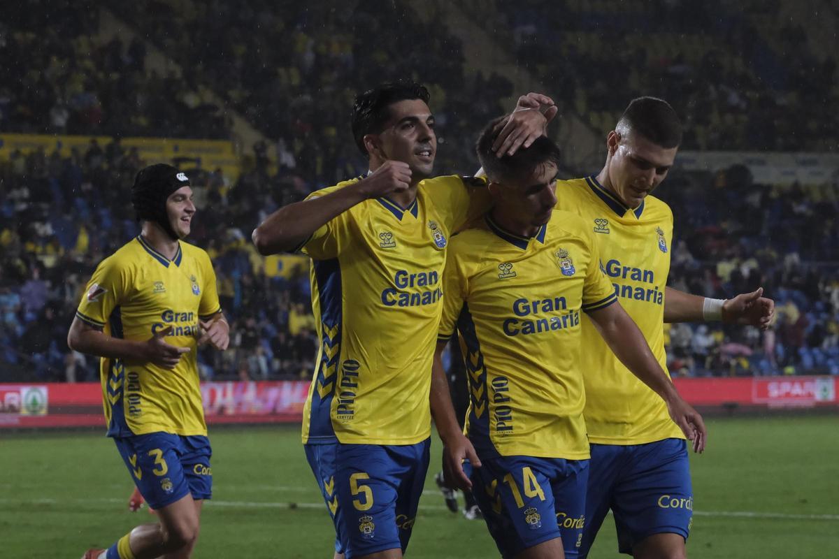 Clemente y Lukovic, a los lados, celebran el gol de Manu Fuster ante el Albacete