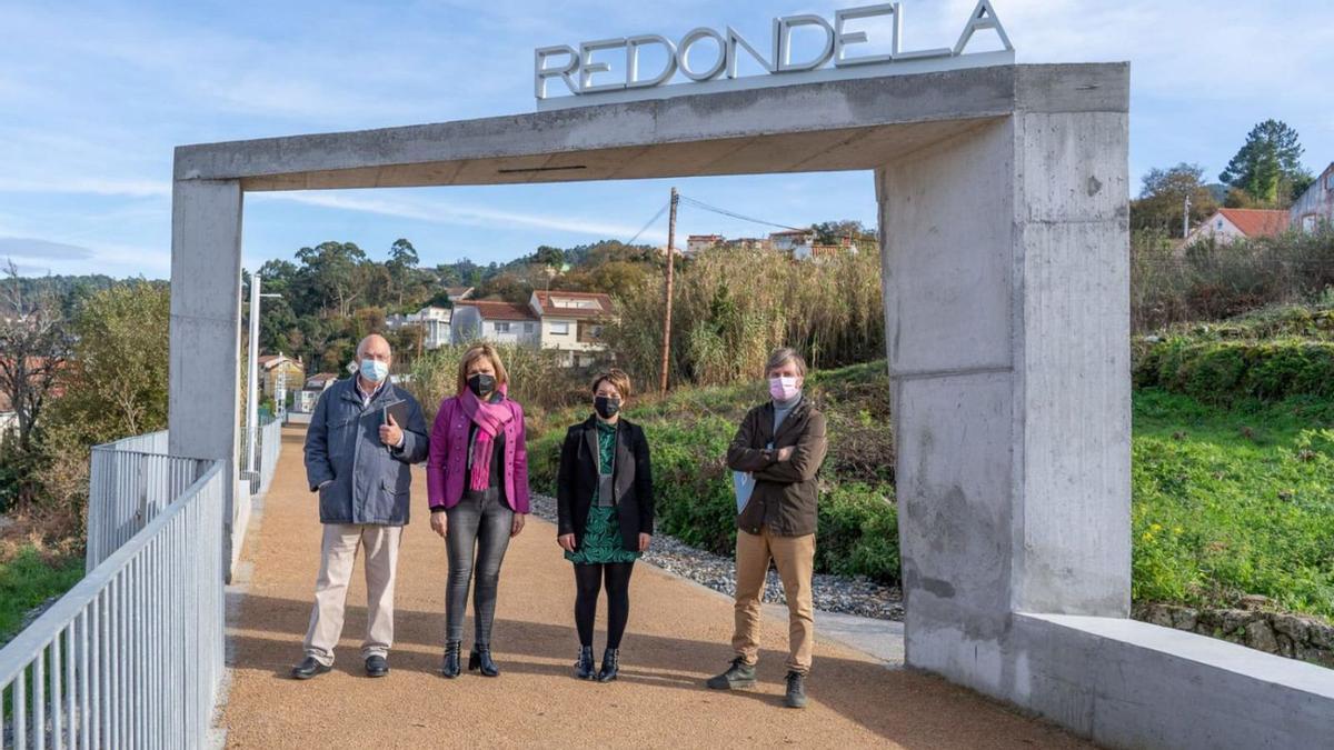 La alcaldesa Digna Rivas y la edil de Urbanismo, María Castro, con los responsables del proyecto.  // FdV