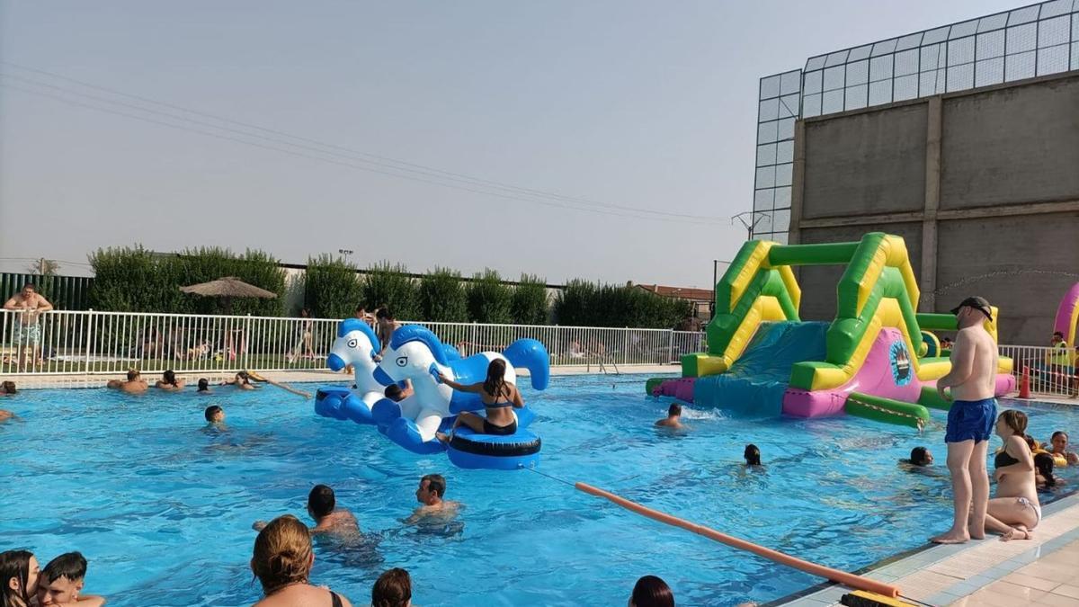 Niños y jóvenes de todas las edades disfrutaron el sábado de juegos hinchables en las piscinas. | SERVICIO ESPECIAL