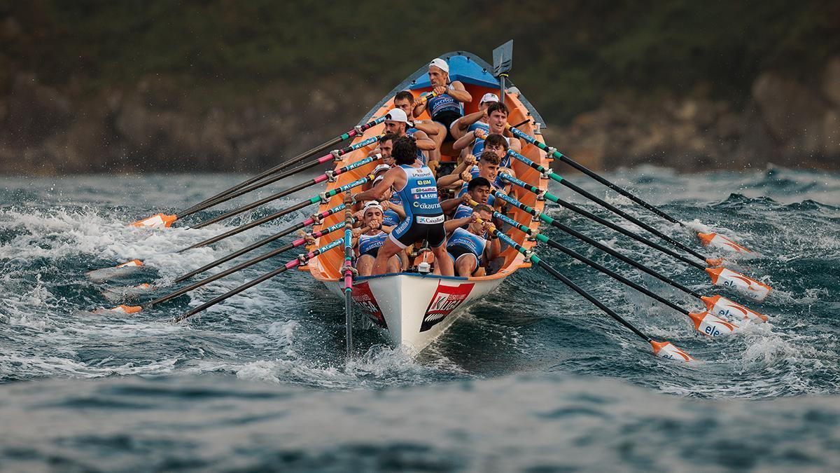 Una trainera salta una ola durante la regata del sábado.