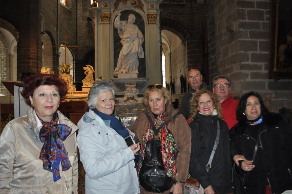 Jubilados españoles de distintas comunidades autónomas, ante el altar mayor de la catedral de Vannes, en una visita promovida por el Imserso, esta misma semana.