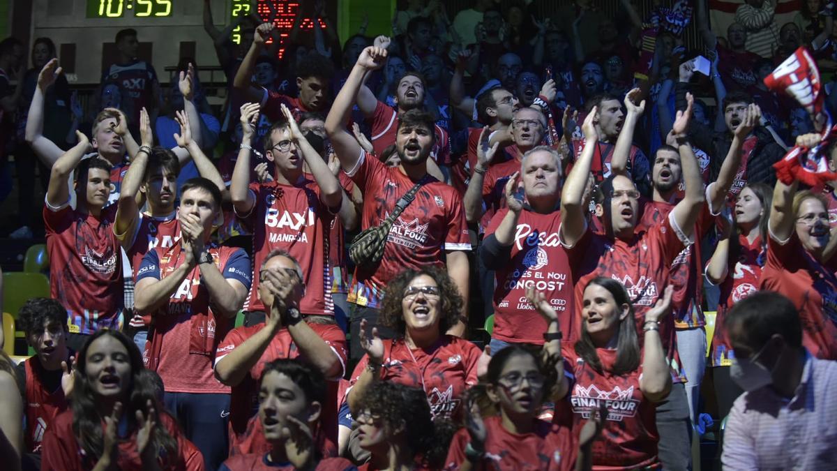 Aficionats del Baxi instants abans de l'inici del partit al Bilbao Arena