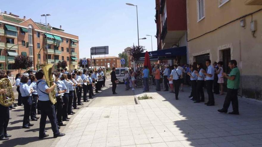 Una de las bandas durante la actuación en la calle.