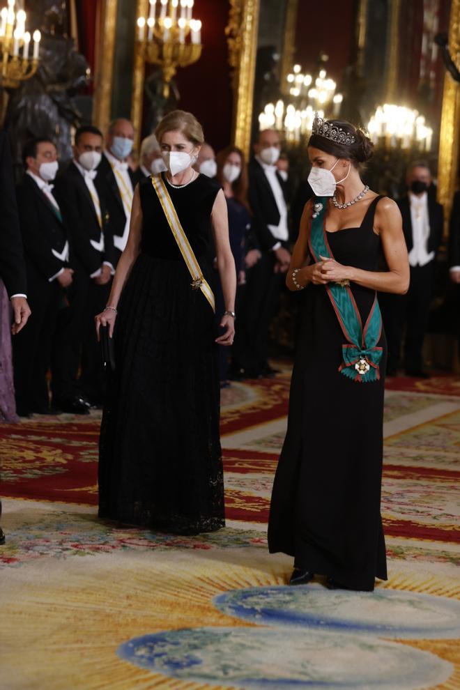 La reina Letizia asiste a la cena de gala en honor a Sergio Mattarella, Presidente de la República Italiana