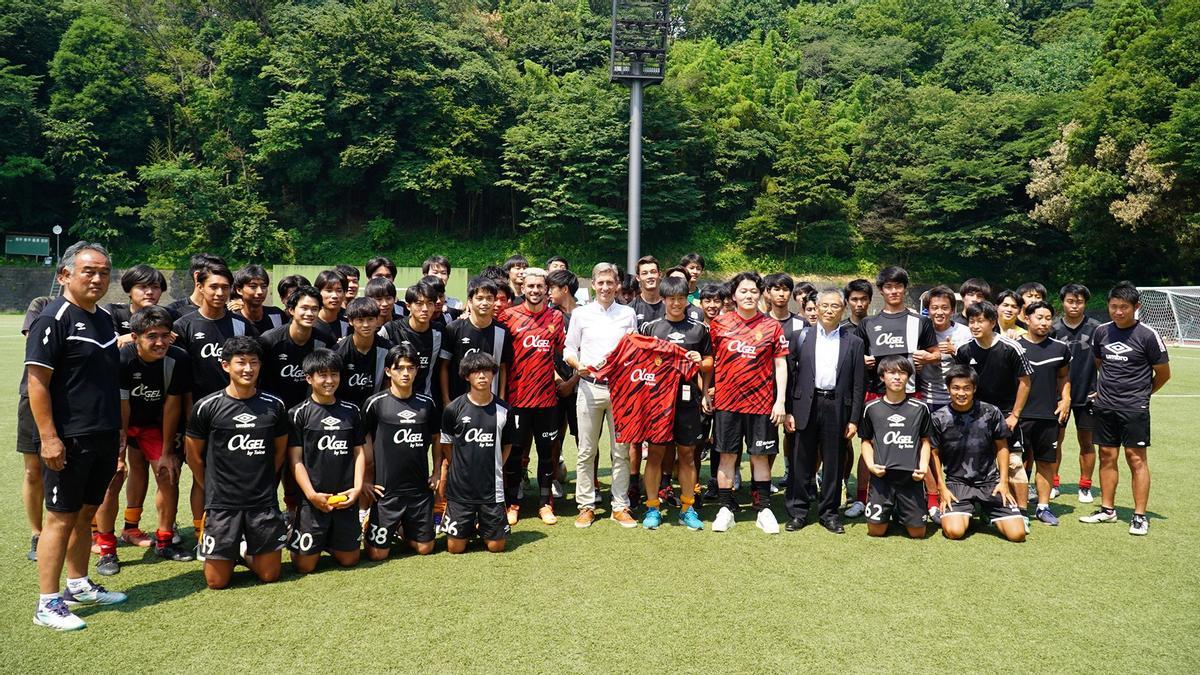 Alfonso Díaz, CEO de Negocio del Mallorca, y Dani Rodríguez visitaron al equipo de fútbol de la Universidad de Chuo.