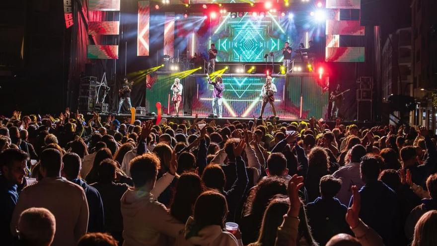 La orquesta Vulkano Show llenó la avenida Cosculluela.  |