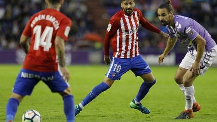 Carmona combina con Rubén García ante la mirada de Borja.