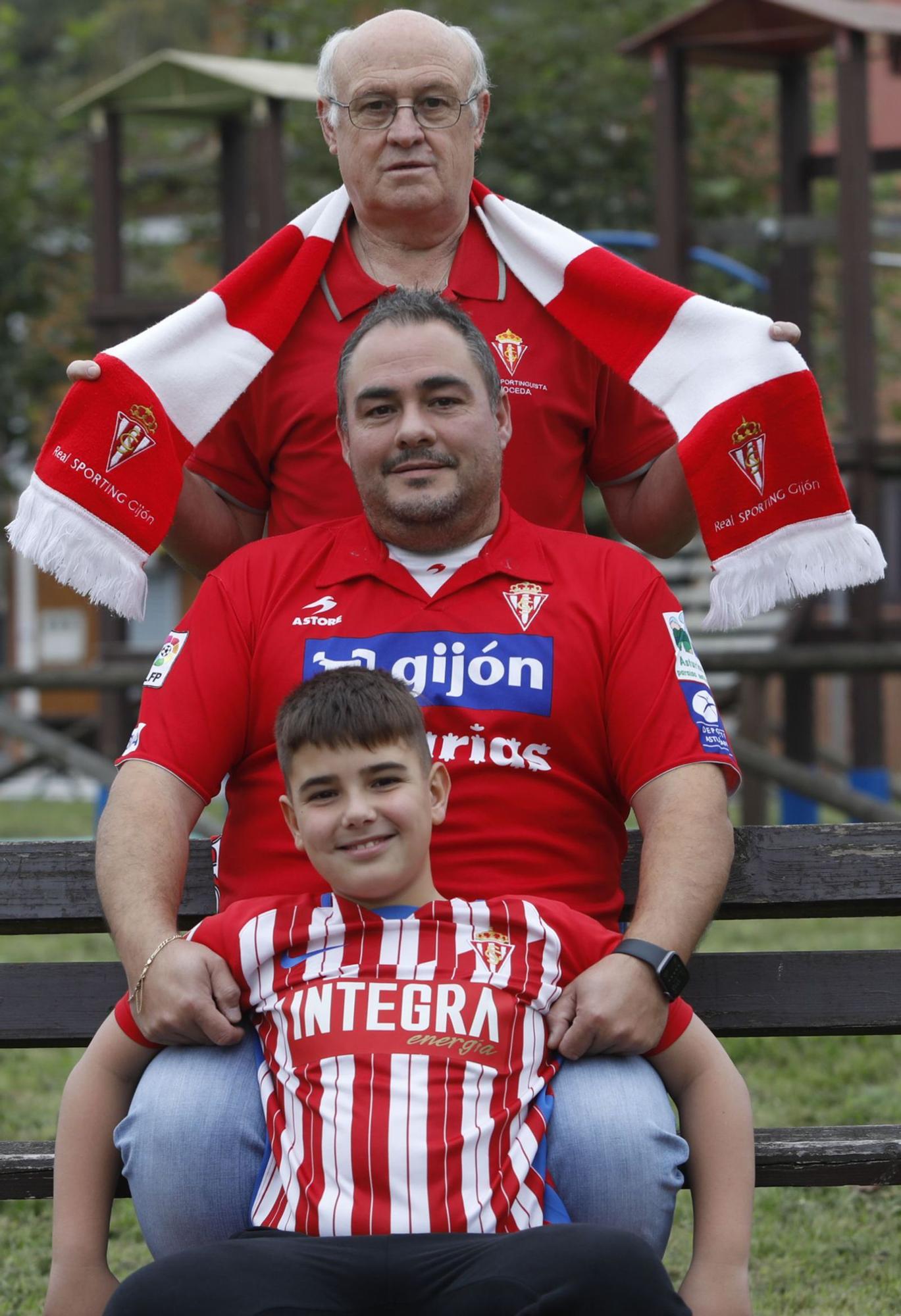 Noceda, de padres a hijos.  Los Menéndez, en una sola imagen. Por abajo, el pequeño Illán, seguido de Borja y de Javier, ayer, junto al centro social de Lada. | Luisma Murias