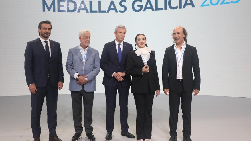 Juan Pardo, Carlos Núñez y Luz Casal recogen emocionados sus Medallas de Ouro de Galicia