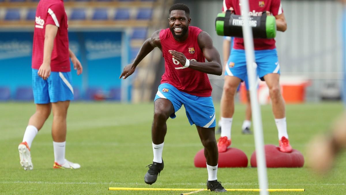Umtiti sonríe en un entrenamiento del Barça
