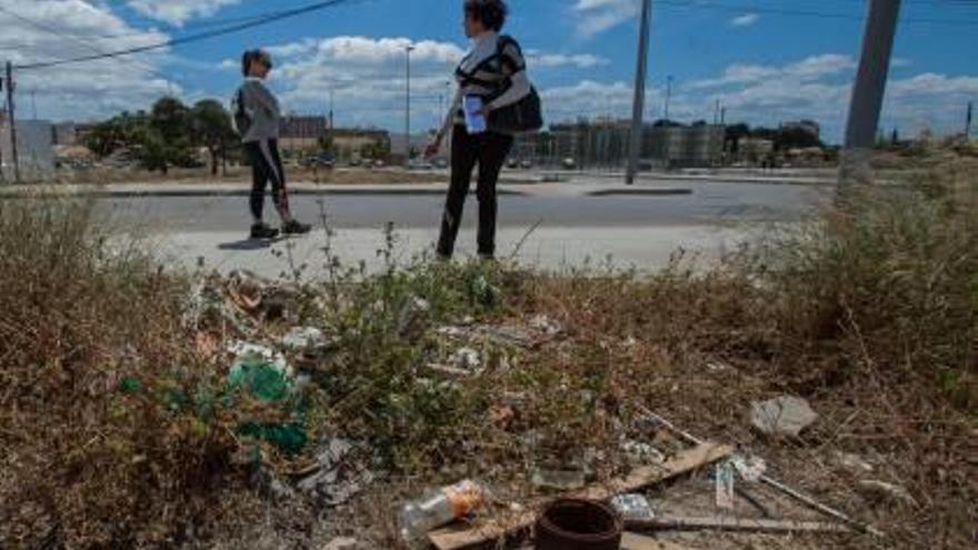 Dos zonas que los vecinos consideran que están totalmente faltas de atención.