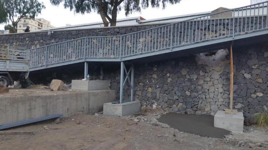 La estructura para el acceso peatonal al barranco de Guaza será retirada.