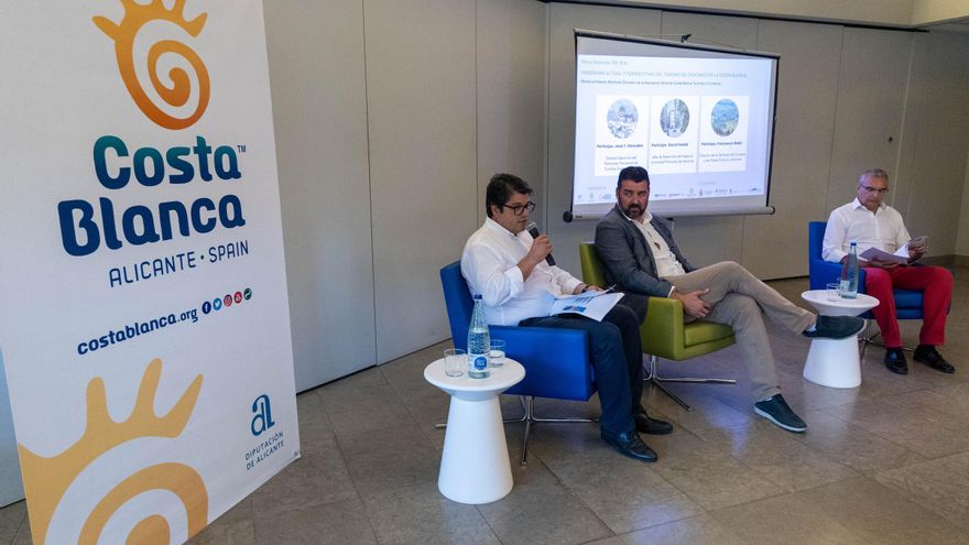 Alicante prevé crecer un 7 % en el turismo de cruceros frente a la caída prevista en el Mediterráneo