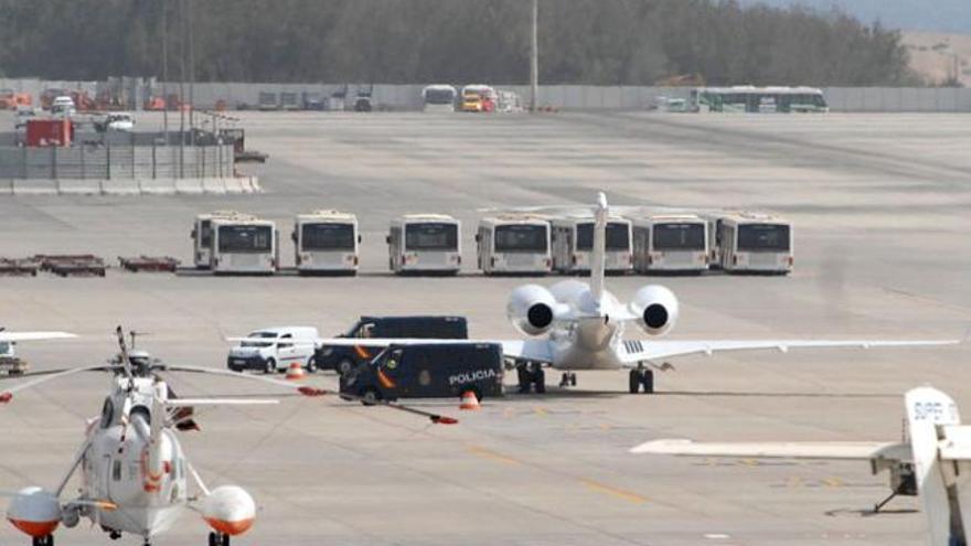 Dos furgones policiales custodian el avión retenido ayer en el aeropuerto de Gran Canaria con más de un tonelada de cocaína a bordo. | santi blanco