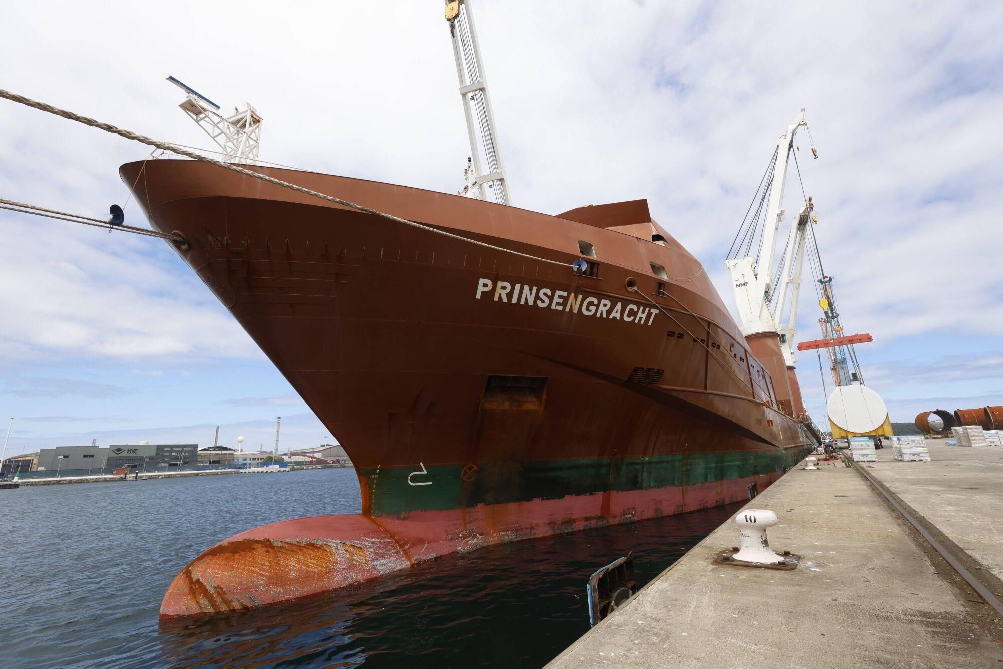 En imágenes: Así fue la carga en el Puerto de Avilés de nueve colosales depósitos de CO2 fabricados por Idesa
