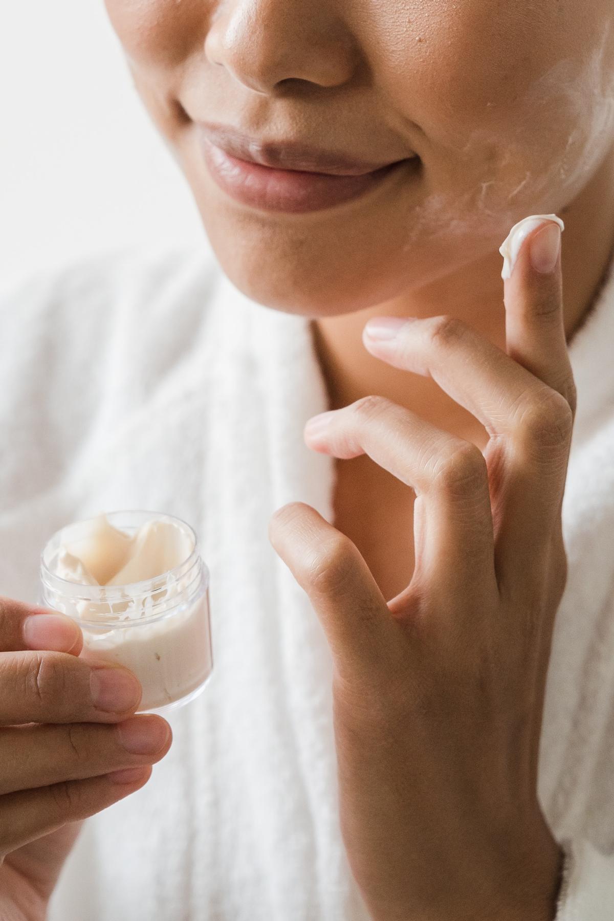 Las cremas con ácido hialurónico ayudan a reducir las arrugas.