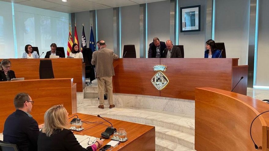 El PSOE pasa del pacto institucional de Ibiza para resolver el conflicto de la basura con Mallorca