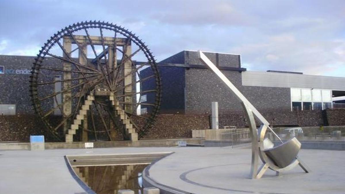 Reloj solar en la zona norte del parque Luis Buñuel, junto a la noria de la Paz, en las proximidades de la avenida de Ranillas de Zaragoza.