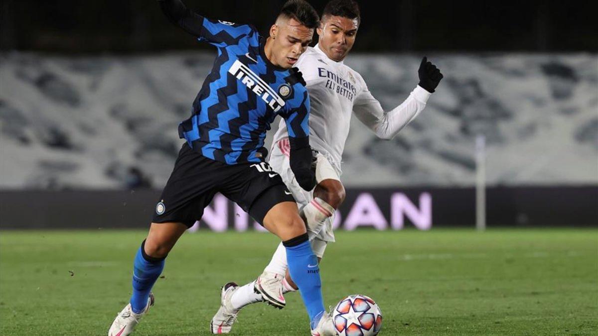 El delantero argentino del Inter de Milán, Lautaro Martínez, con el balón ante el centrocampista brasileño del Real Madrid, Casemiro, durante el encuentro de la Liga de Campeones disputado en el estadio Alfredo Di Stefano